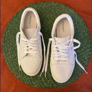 American Eagle Ladies size 9 White Sneakers
